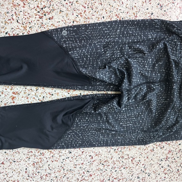 lululemon Real Quick Crop Size 8 Samba Snake Battleship Black and White - Picture 5 of 6